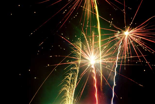 FireWorks2.jpg (46342 bytes)